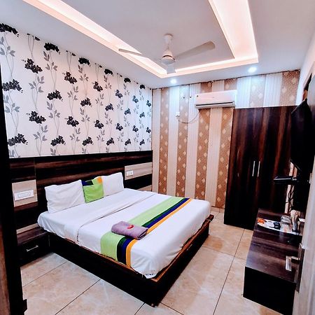 Hotel Welcome Residency Zirakpur Exteriör bild
